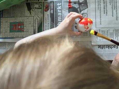 Ostereier bemalen mit Kindern - Bjarne malt