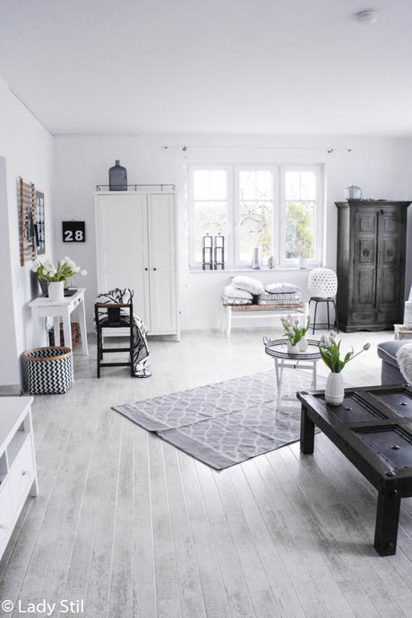 wie man mit wenigen Mitteln ein monocromes Zuhause in ein frühlingshaftes, fröhliches Interior-Ambiente verwandelt, Überblick Wohnzimmer mit Office-Ecke in weiß- grau
