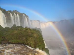 Regenbogen über den Iguazu-Wasserfällen auf der brasilianischen Seite