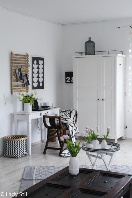 Gestaltungsidee für eine freundliche Arbeitsumgebung, Office Interior, Weiß Schwarz Rosa mit Pinnwand aus BAmbus und Ikea Schrank