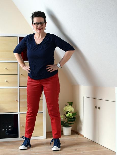 Blaue Chucks und rote Hose – zwei Outfits
