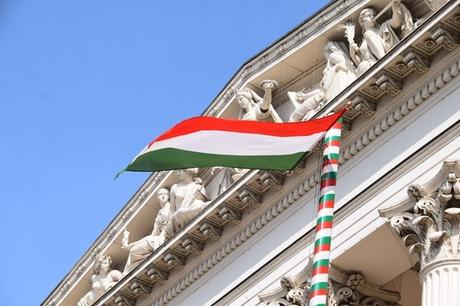 11_Flusskreuzfahrt-a-rosa-Donau-Ungarisches-Nationalmuseum-ungarische-Flagge-Budapest-Ungarn