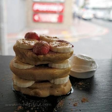 Vegane Pancakes mit Kürbispüree und Kichererbsenmehl. Pumpkin Pie Flapjacks - vegan Pancakes from Scheckter's Raw Gourmet Health Food.