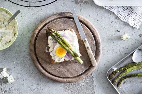Eier-Spargelsalat mit roten Zwiebeln auf Toastscheiben / Asparagus Egg Salad Toast