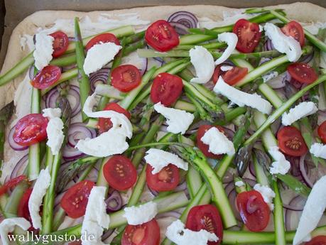 Pizza mit grünem Spargel, Tomaten & roten Zwiebeln Pizza mit grünem Spargel, Tomaten & roten Zwiebeln