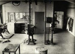 Schwarz-Weiß-Aufnahme der Metallwerkstatt vom Bauhaus in Dessau