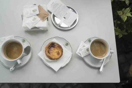 Spezialität Kaffee mit Pasteis de Nata (mit Pudding gefüllte Blätterteigtörtchen