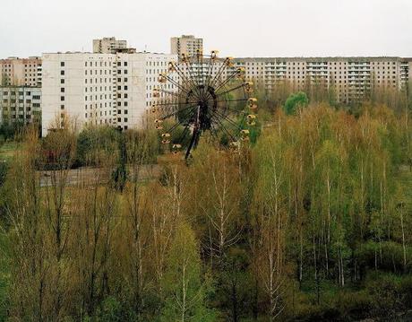 Ausstellung im Willy-Brand-Haus Berlin: Tschernobyl: Verlorene Orte, gebrochene Biografien (Foto: Rüdiger Lubricht, Riesenrad vor Wohnblocks in Pripjat, 2005)