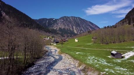 Vom weißen Gipfel ins grüne Tal: Der erste Frühlingshauch im Brandnertal (Video)