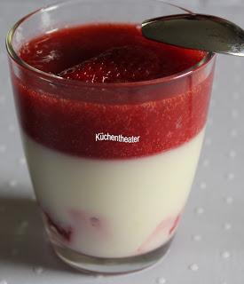 Joghurt-Panna-Cotta mit Erdbeeren