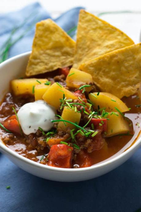 Bunter Paprika-Hackfleisch Topf mit Nachos zum Dippen Bunter Paprika-Hackfleisch Topf mit Nachos zum Dippen
