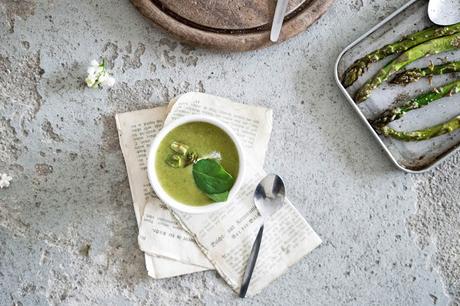 Spargelcremesuppe mit Weißwein und Blattspinat / Asparagus Soup with Spinach