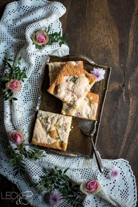 Rhabarber-Blechkuchen mit Mandelbaiser leckerundco, lecker co, lecker & co, lecker, leckerundco.de, foodblog, nürnberg, foodfotografie, mittelfranken, tina kollmann, foodpics, kochen, backen, fotografie, rezept, amaretto, rhabarber, mandel, baiser, blechkuchen, kuchen, rührkuchen, frühling, rosen, zweige, foodstyling
