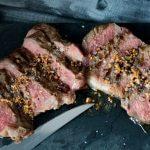 Steak mit Knoblauchbutter mit geröstetem Knoblauch