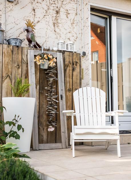 www.fim.works | Lifestyle-Blog | Terrasse mit Adironduck-Chair, Relaxstuhl, weiße Gartenmöbel, Terrassendeko, altes Holz als Deko auf der Terrasse, Wandverkleidung aus altem Holz