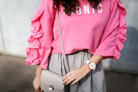 minimum skater skirt ruffled sweater mango pink crop sweatshirt sneaker girl style spring look outfit streetstyle fashionblogger mode blog deutschland germany berlin samieze