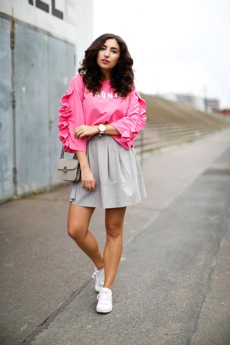 minimum skater skirt ruffled sweater mango pink crop sweatshirt sneaker girl style spring look outfit streetstyle fashionblogger mode blog deutschland germany berlin samieze