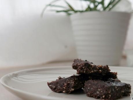 Lecker und gesund: Raw Brownies mit Kokos-Schoko Frosting
