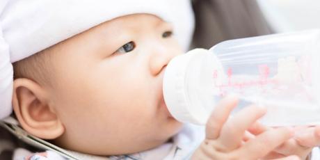 Warum Babys auch im Sommer kein Wasser trinken sollten