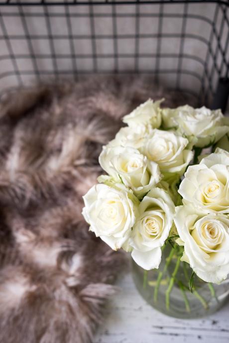 www.fim.works | Lifestyle Blog | Floristik, Dekoideen mit weißen Rosen, romantische Rosenbilder, romantisch dekorierte Rosen