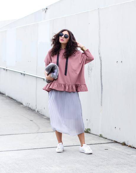 ruffled hoodie reserved oversize streetstyle pilssee midi skirt pleated maxiskirt faltenrock pullover kombinieren sneakers outfit casual sporty summer look berlinstyle fashion blogger germany berlin samieze
