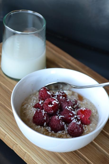 Frühstücksflocken mit Himbeeren, Kokos und Rosenwasser | Porridge with Raspberries, shredded Coconut and Rose Water (Deutsch & English)