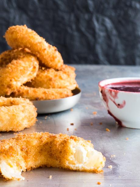 mit Jalapeño Frischkäse gefüllte & Fritierte Onion Rings { enthält Werbung für Arla Buko } mit Jalapeño Frischkäse gefüllte & Fritierte Onion Rings { enthält Werbung für Arla Buko }