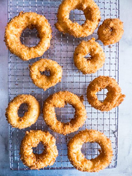 mit Jalapeño Frischkäse gefüllte & Fritierte Onion Rings { enthält Werbung für Arla Buko } mit Jalapeño Frischkäse gefüllte & Fritierte Onion Rings { enthält Werbung für Arla Buko }