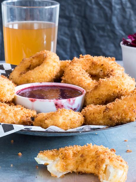 mit Jalapeño Frischkäse gefüllte & Fritierte Onion Rings { enthält Werbung für Arla Buko } mit Jalapeño Frischkäse gefüllte & Fritierte Onion Rings { enthält Werbung für Arla Buko }