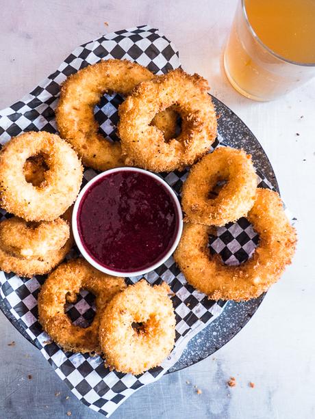 mit Jalapeño Frischkäse gefüllte & Fritierte Onion Rings { enthält Werbung für Arla Buko } mit Jalapeño Frischkäse gefüllte & Fritierte Onion Rings { enthält Werbung für Arla Buko }