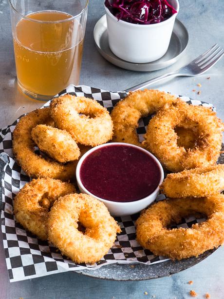 mit Jalapeño Frischkäse gefüllte & Fritierte Onion Rings { enthält Werbung für Arla Buko } mit Jalapeño Frischkäse gefüllte & Fritierte Onion Rings { enthält Werbung für Arla Buko }