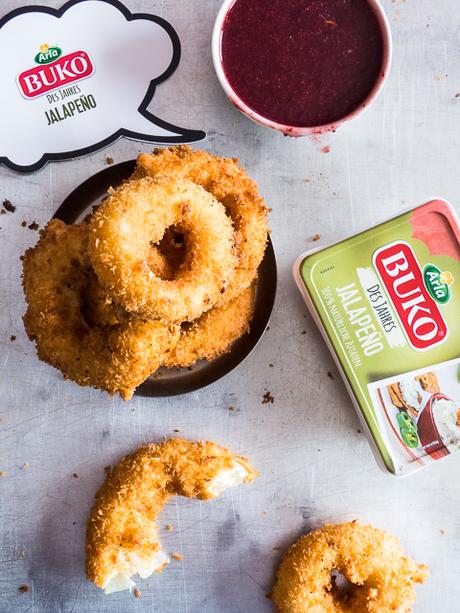 mit Jalapeño Frischkäse gefüllte & Fritierte Onion Rings { enthält Werbung für Arla Buko } mit Jalapeño Frischkäse gefüllte & Fritierte Onion Rings { enthält Werbung für Arla Buko }