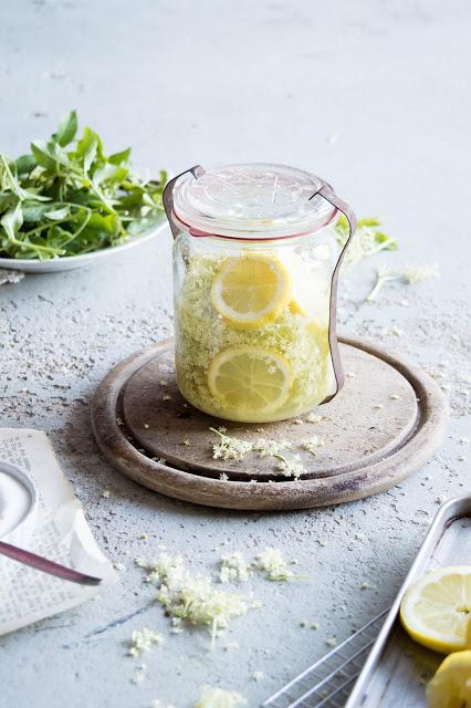 Holunderblüten Sirup mit Zitrone | Elderflower Syrup with Lemons