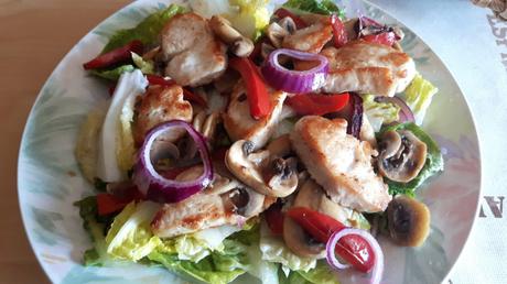 Knackiger Low Carb Salat mit Hähnchenfleisch Knackiger Low Carb Salat mit Hähnchenfleisch