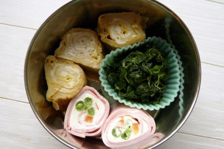 Bento mit Tamagoyaki, Schinkenröllchen und Knoblauchspinat