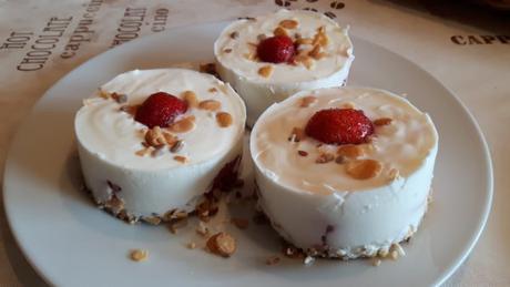 Low Carb Erdbeer-Frischkäse Dessert mit Knusperboden Low Carb Erdbeer-Frischkäse Dessert mit Knusperboden