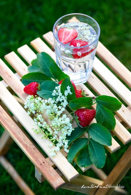 Infused Water frühlingshaft – Holunderblüten Erdbeer Wasser