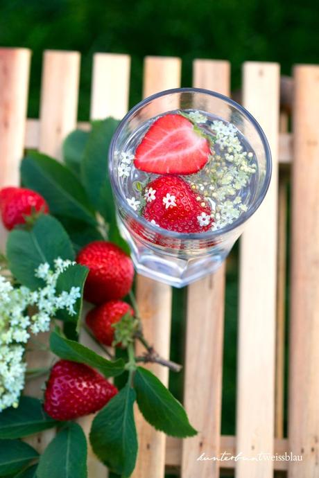 Infused Water frühlingshaft – Holunderblüten Erdbeer Wasser