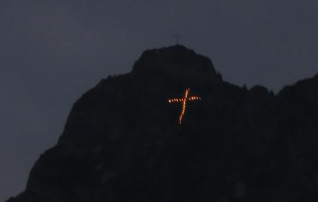 Schwangau: Das (Kini-)Kreuz im Gebirge