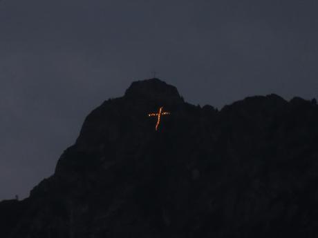 Schwangau: Das (Kini-)Kreuz im Gebirge