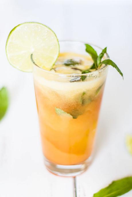 Zuckerfreier Sommer Drink mit Ananas und Papaya