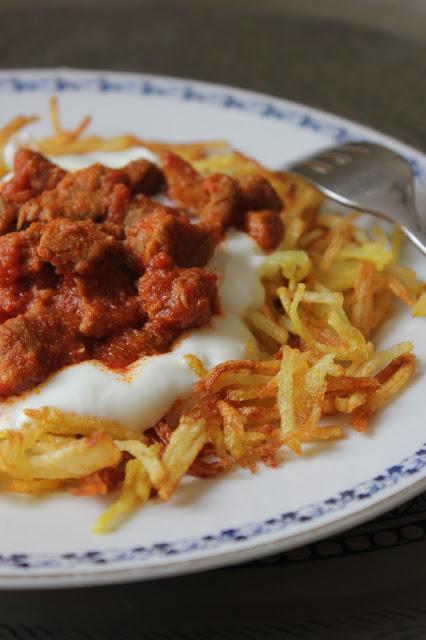 Çökertme Kebabi / Kebap mit gebratene Fleisch und Kartoffelspalten mit Knoblauch-Joghurtsoße