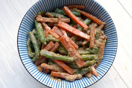 Grüne Bohnen und Karotten in weißem Sesam-Dressing