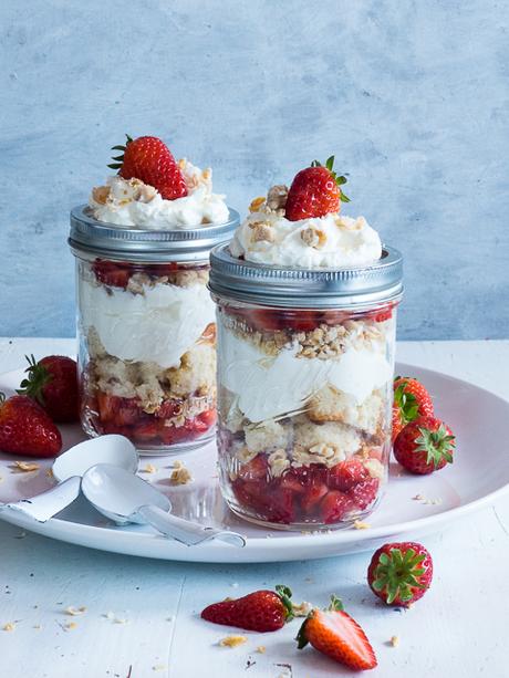Rezept für ein schnelles Erdbeer-Knusper Schicht Dessert im Glas