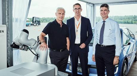 Volkswagen und KUKA starten Kooperation: Robotergestützte Innovationen für Fahrzeuge der Zukunft als Ziel