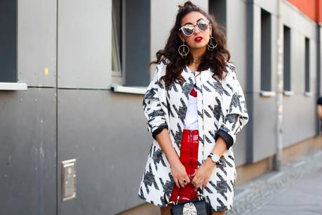 berlin fashion week summer streetstyle red patent skirt H&M quay marble sunglasses levis statement shirt modeblog fashionblog deutschland samieze-16