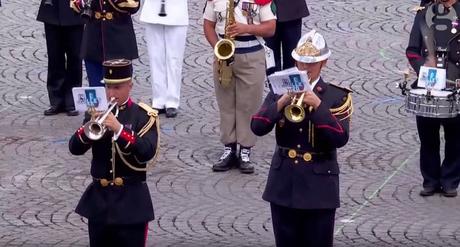 Französische Militärkapelle spielt stimmungsvolles Daft Punk Medley bei Trump-Besuch