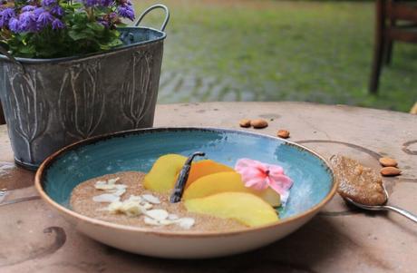 Ayurvedisches Frühstück: Amarantbrei mit Mandeln und gedünsteten Vanille-Birnen
