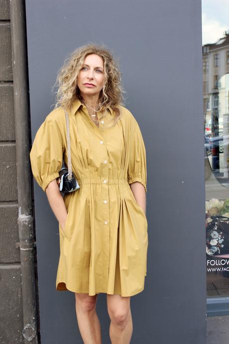 Von Kopf bis Fuß auf Gelb eingestellt. Kleid von Sonia Rykiel aus Paris