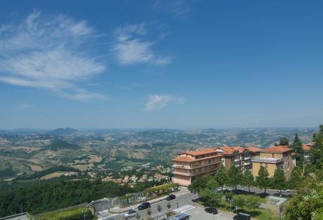 Ein sonniger Tag in der Stadt San Marino
